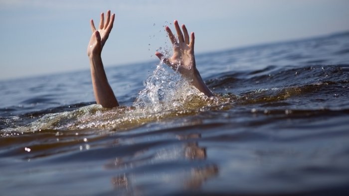 नर्मदा नदी में डूबने से सगे भाई-बहन की मौत, वैशाख पूर्णिमा पर परिवार के साथ स्नान करने आए थे