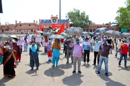 केंद्र सरकार की मजदूर विरोधी नीतियों के खिलाफ काला छाता दिखाकर राष्ट्रीय विरोध दिवस मना
