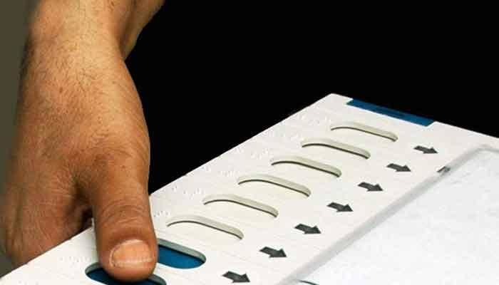 विधानसभा चुनाव: कोरोना से बचने वोटर अब उंगलियों की जगह छड़ी से दबाएंगे बटन