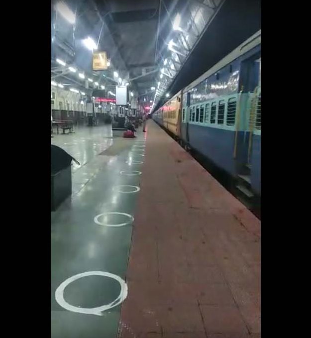 जबलपुर रेलवे स्टेशन में बिजली बचाने की अभिनव पहल, ट्रेन के आते ही होंगी चालू, जाते ही बंद