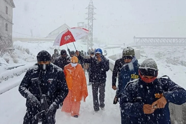 केदारनाथ में जोरदार बर्फबारी, फंसे सीएम योगी और त्रिवेंद्र सिंह रावत 