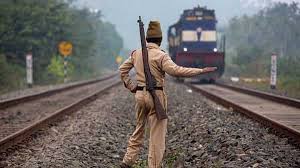 आत्महत्या के लिए रेलवे ट्रैक पर लेट गए परिवार के 7 सदस्य, आरपीएफ जवान ने बचाई जान