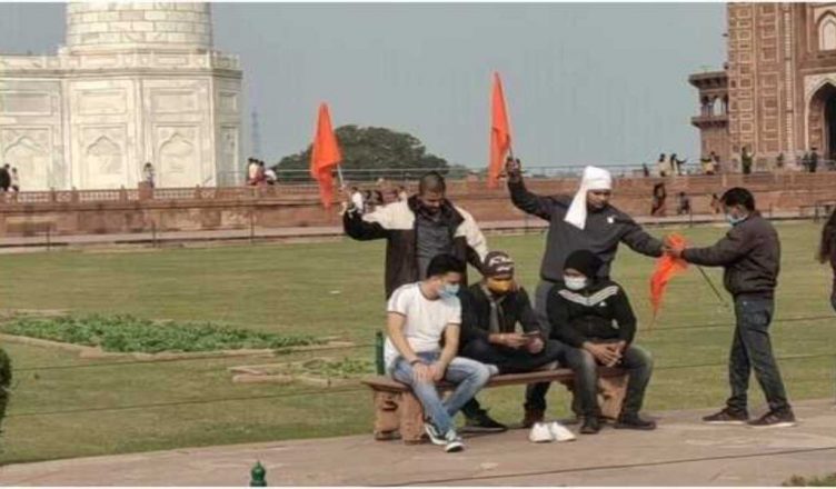 ताजमहल परिसर में हिन्दूवादी नेताओं ने लहराये भगवा झंडे, चार के खिलाफ मामला दर्ज