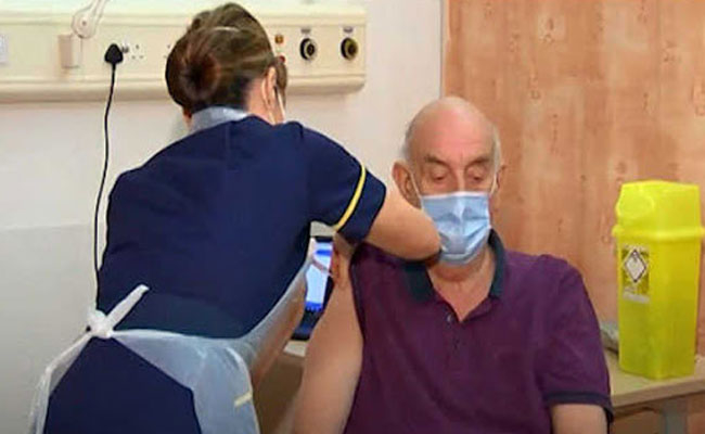 ब्रिटेन में अस्सी वर्षीय वृद्ध ऑक्सफोर्ड-एस्ट्राजेनेका टीका पाने वाले पहले व्यक्ति बने