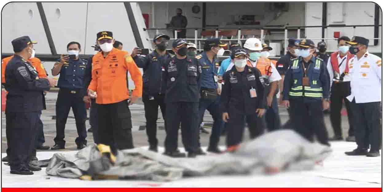 इंडोनेशिया प्लेन क्रैश: दुर्घटना स्थल पर जांचकर्ताओं को मिले बॉडी पार्ट्स