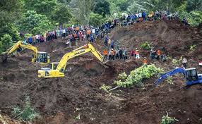 इंडोनेशिया में तेज बारिश के बाद जावा में दो बार लैंडस्लाइड, रेस्क्यू करने पहुंची टीम भी मिट्टी में दबी, 11 की मौत
