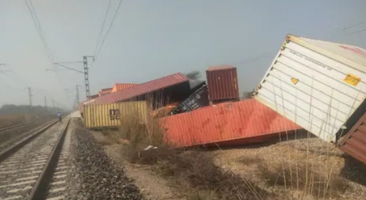 हरियाणा के महेन्द्रगढ़ में बड़ा ट्रेन हादसा, पटरी से उतरे कंटेनर मालगाड़ी के कई डिब्बे, कई ट्रेन डायवर्ट