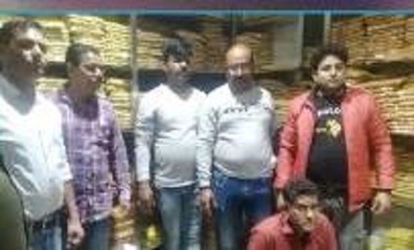 जबलपुर में ग्राहकों को बेचा जा रहा था कीड़े लगा नमकीन, क्राइम ब्रांच की टीम के छापे से खुलासा, देखें वीडियो