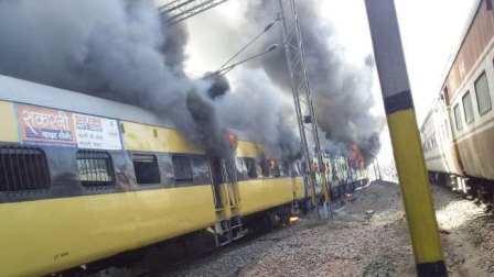दिल्ली से रोहतक पहुंची पैसेंजर ट्रेन में लगी भीषण आग..!