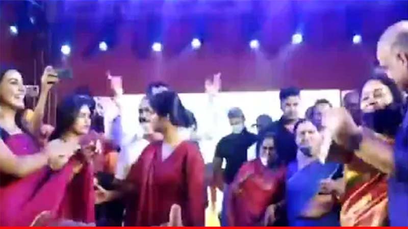 पूर्व विधायक मुन्ना शुक्ला के कार्यक्रम में नाइट कर्फ्यू की उड़ी धज्जियां, अभिनेत्री अक्षरा सिंह समेत 200 के खिलाफ केस दर्ज