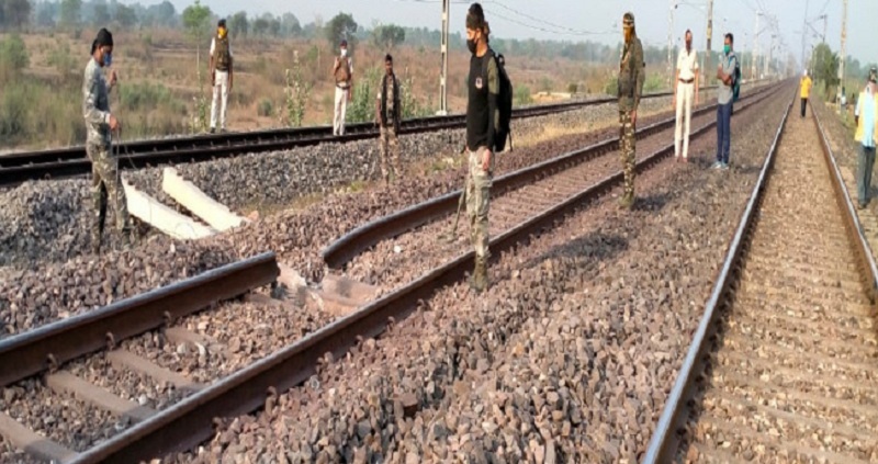 झारखंड में चक्रधरपुर रेल मंडल के लोटापहाड़ व सोनुवा स्टेशनों के बीच रेलवे ट्रैक को नक्सलियों ने बम से उडाया
