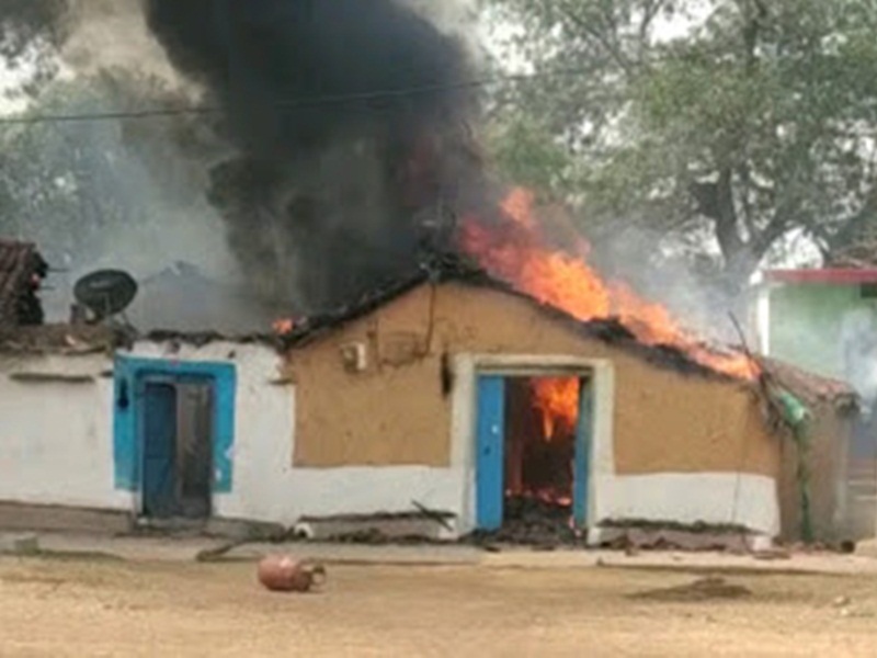 छत्तीसगढ़ : रायपुर मे आग लगने से सिलेंडर ब्लास्ट, पांच मकान जलकर खाक, एक की हालत गंभीर