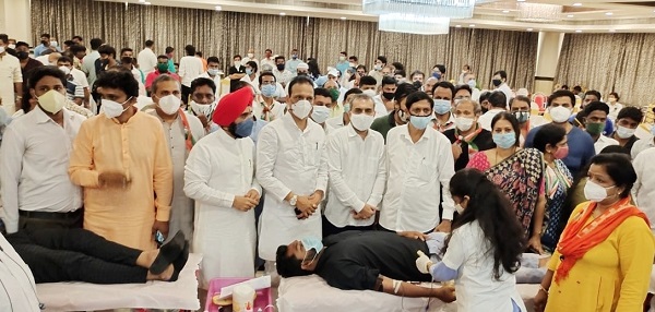 मुंबई में कांग्रेस कार्यकर्ताओं ने 155 यूनिट रक्तदान कर मानव धर्म निभाया
