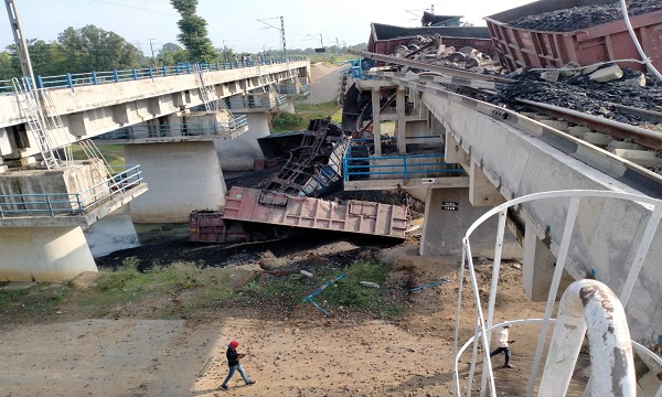 मालगाड़ी के कोयले से लदे 15 डिब्बे पुल से नीचे जा गिरे, बिलासपुर-कटनी रेलमार्ग बाधित