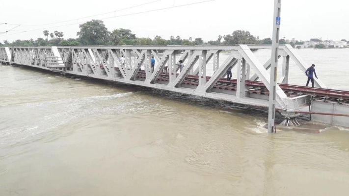 बिहार: ट्रैक तक आया बाढ़ का पानी, रेलवे ने रद्द की बिहार जाने वाली ये ट्रेनें