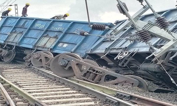घंसौर में रेल दुर्घटना, कोयले से लदी मालगाड़ी के कई डिब्बे पटरी से पलटे, ट्रेक, ओएचई व डिब्बों को नुकसान