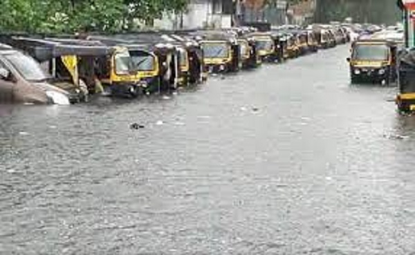 मुंबई में भारी बारिश का रेड अलर्ट, अगले 24 घंटे भारी, अब तक 25 लोगों की मौत