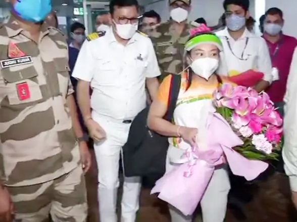 भारत की सिल्वर गर्ल मीराबाई चानू स्वदेश लौटी, दिल्ली एयरपोर्ट पर जोरदार स्वागत, एयरपोर्ट पर गार्ड ऑफ ऑनर दिया
