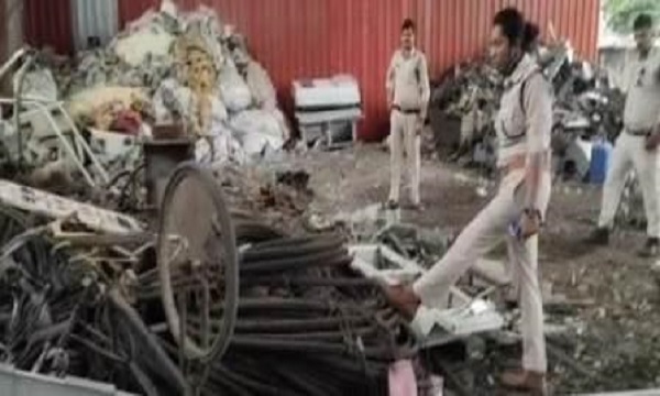 एमपी के जबलपुर में हिस्ट्रीशीटर शमीम कबाड़ी के गोदाम पर पुलिस का छापा, बस, ट्रक, क्रेन कबाड़ में मिले, देखे वीडियो