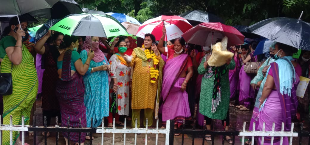 राजस्थान: दूसरे विभागों में काम कराने पर बिफरी आंगनबाड़ी कार्यकर्ता, कोटा कलेक्ट्रेट का बरसते पानी में किया घेराव
