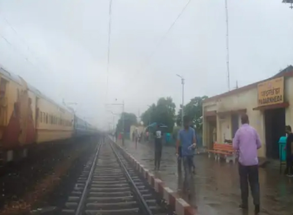 एमपी में भारी बारिश ने रोकी ट्रेन, 400 यात्री फंसे, ग्वालियर-इंदौर इंटरसिटी शिवपुरी-गुना के बीच पाडऱखेड़ा रेलवे स्टेशन पर खड़ी है, ट्रैक डूबे
