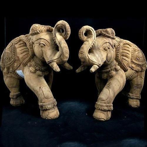 वास्तु शास्त्र के अनुसार सूंड ऊपर उठाए हुए हाथी के जोड़े की प्रतिमा लगानी चाहिए