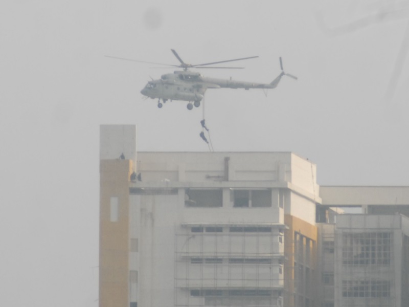 हेलिकॉप्टर से भारत भवन और हमीदिया में उतरे एनएसजी कमांडो, वहां घुसे आतंकियों को किया ढेर..!