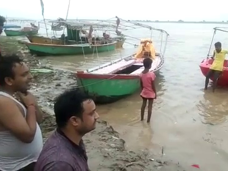 यूपी के मिर्जापुर में श्रद्धालुओं से भरी नाव गंगा में पलटी, झारखंड के 12 लोग डूबे थे, 6 को बचाया गया, 6 लापता