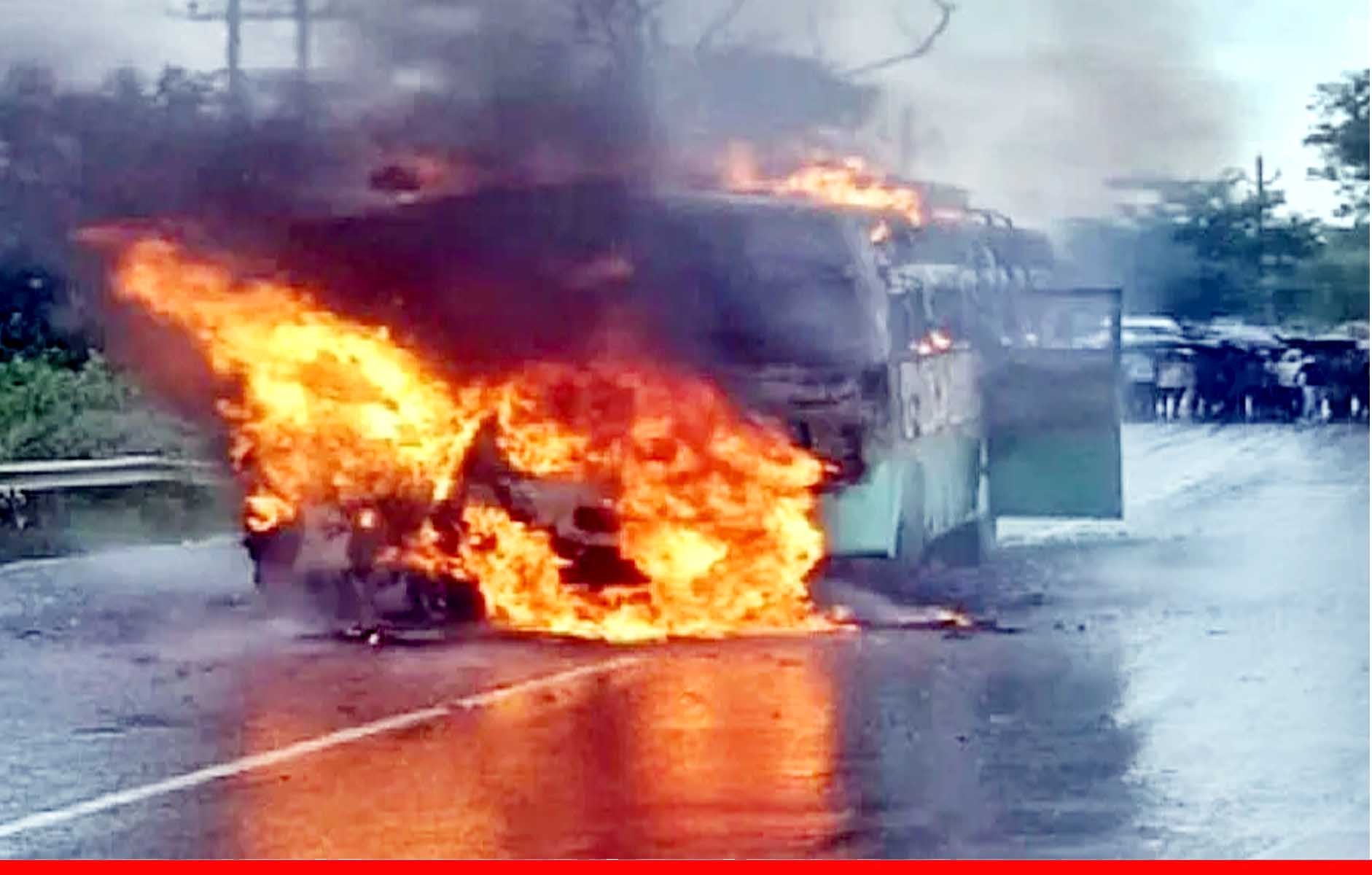 झारखंड: बस और कार की टक्कर में लगी आग, बिहार के 5 लोग जिंदा जले