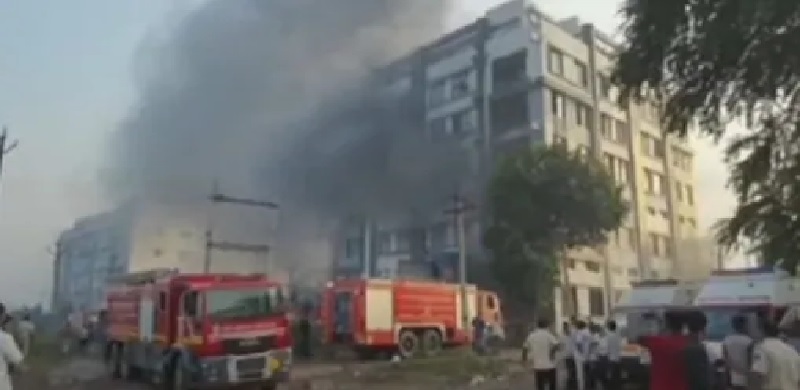 गुजरात के सूरत में GIDC में लगी भयानक आग, जान बचाने के लिए 5 मंजिला इमारत से कूदे मजदूर