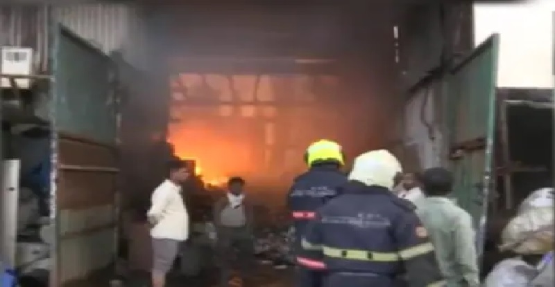 मुंबई में कबाड़ के गोदाम में लगी भीषण आग, जान-माल के नुकसान की सूचना नहीं