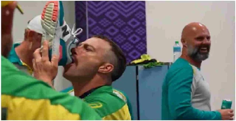 T20 वर्ल्ड कप जीतने के बाद जूते से जाम का मजा लेते दिखे ऑस्ट्रेलियाई खिलाड़ी