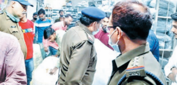 जबलपुर : नरघैया में ब्रांडेड कपड़ों के नाम पर बेचा जा रहा था डुप्लीकेट कपड़े, पुलिस ने मारे छापे 