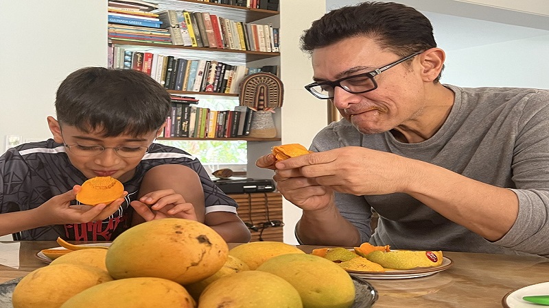 बेटे आजाद के साथ आम का लुत्फ उठाते आमिर खान