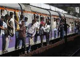 भीड़-भाड़ वाली ट्रेनों से गिरने पर यात्री घायल हो तो रेलवे को देना होगा मुआवजा: बाम्बे हाईकोर्ट का आदेश