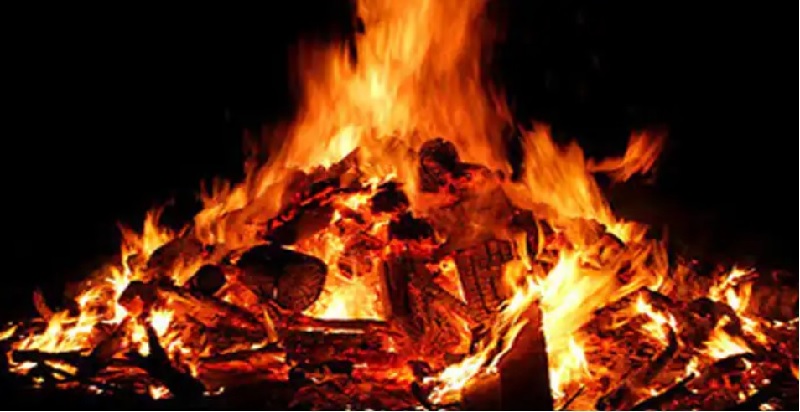 महाराष्ट्र के पुणे में अंत्येष्टि के दौरान चिता पर ईंधन डालने से भड़की आग से 11 लोग झुलसे
