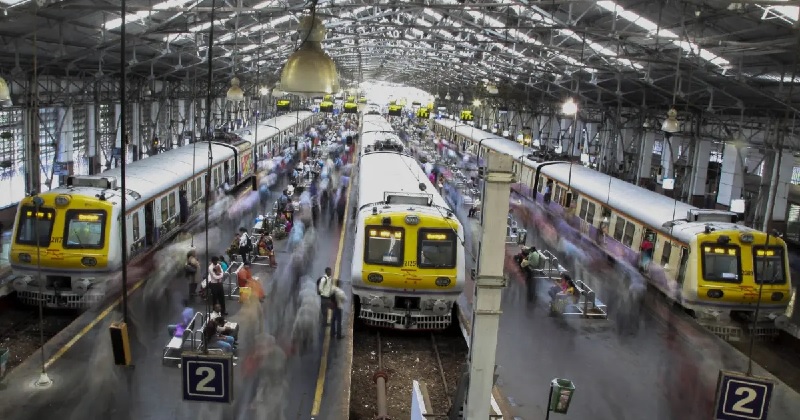मुंबई लोकल के यात्रियों के लिए खुशखबरी, रेलवे ने 50 प्रतिशत तक कम किया किराया