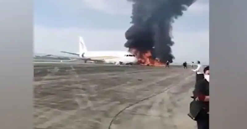 चीन में रनवे पर फिसले तिब्बत एयरलाइंस के प्लेन में लगी आग, बचाए गए सभी यात्री
