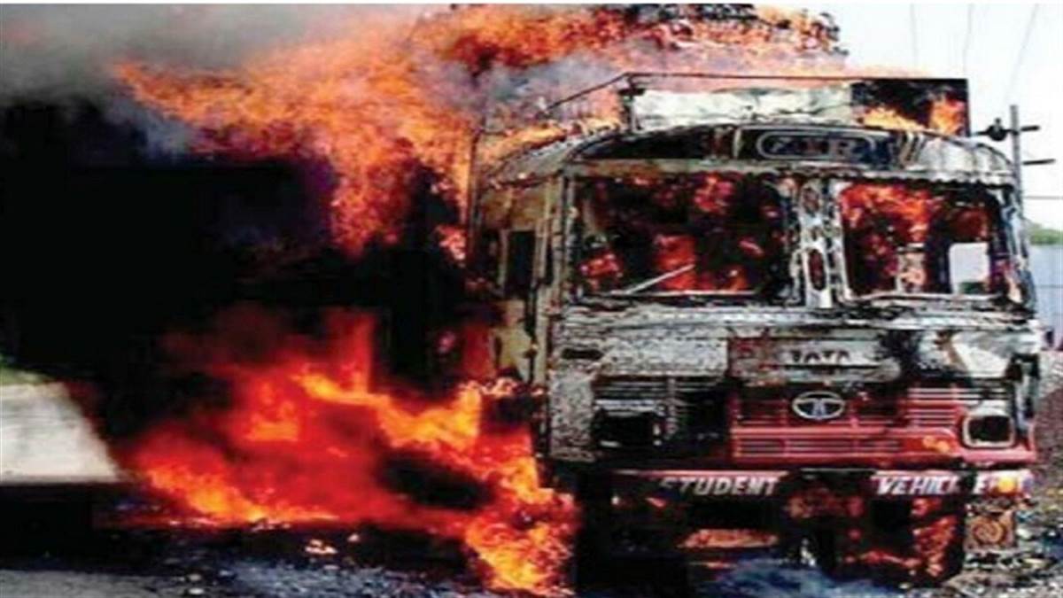महाराष्ट्र के चंद्रपुर में डीजल टैंकर और ट्रक की भिड़ंत, 9 लोगों की जलकर दर्दनाक मौत 