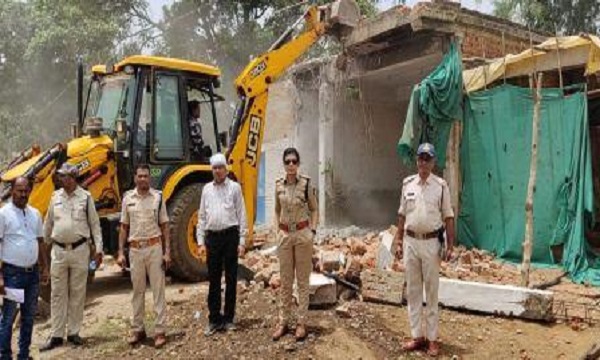 जबलपुर में एक और कुख्यात बदमाश के अवैध कब्जे पर चला बुल्डोजर, 75 लाख रुपए की शासकीय जमीन पर बनाया था ढाबा
