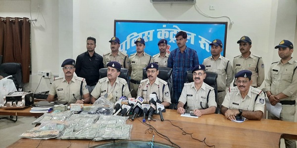 एमपी के जबलपुर में पकड़े गए सतीष सनपाल के चार गुर्गे, रेस्टारेंट, एजेंसी पर पुलिस की दबिश, 30.46 लाख रुपए नगद, नोट गिनने की मशीन बरामद