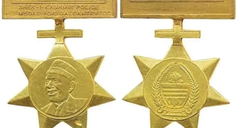 गृह मंत्रालय की घोषणा: जम्मू-कश्मीर के पुलिस पदकों से हटायी जाएगी पूर्व मुख्यमंत्री की तस्वीर