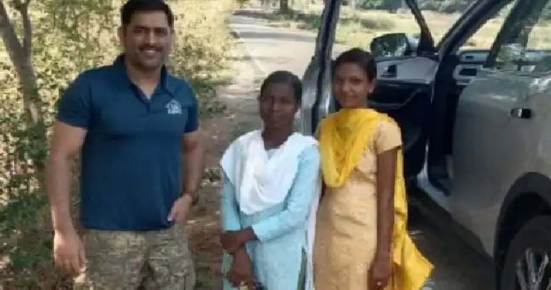 झारखंड: केवल 40 रुपये में गांव में रहने वाले वैद्य कर रहे महेंद्र सिंह धोनी के घुटनों का इलाज