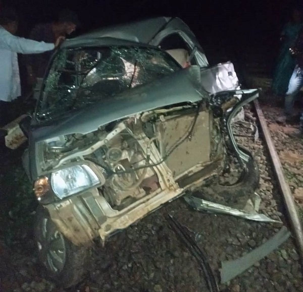 रेलवे क्रासिंग पर ट्रेन से जा भिड़ी कार, एक ही परिवार के 3 की मौत, 5 गंभीर