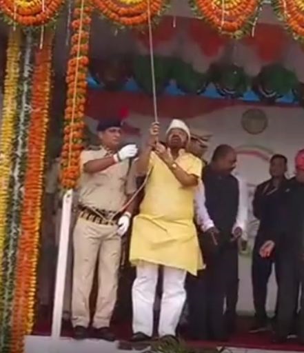 जबलपुर में झमाझम बारिश के बीच प्रभारी मंत्री गोपाल भार्गव ने किया ध्वजारोहण