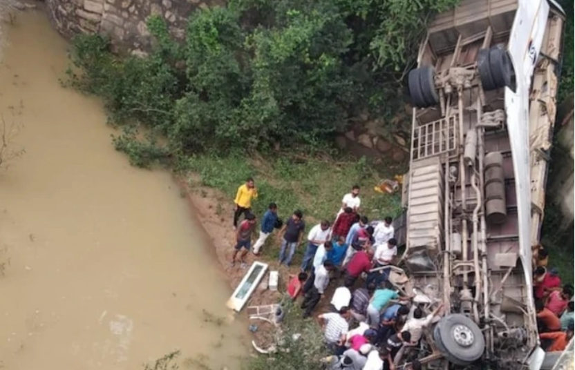 झारखंड: हजारीबाग में बड़ा हादसा, नदी में बस गिरने से 6 यात्रियों की मौत, कई घायल