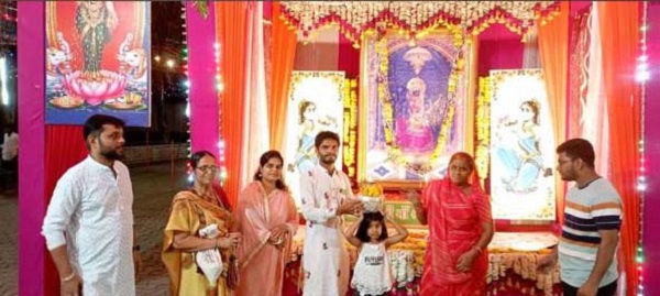 त्रिपुरा सुंदरी में हेतवी त्रिवेदी ने ज्योतिकलश गरबा चौक पर स्थापित किया, नवरात्रि में देवी का प्रत्यक्ष पूजन है- कन्या पूजन! 