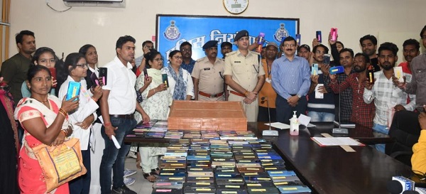 जबलपुर में पुलिस ने 4 साल में 2.6 करोड़ रुपए के 1800 मोबाइल फोन तलाश कर वापस किए..!