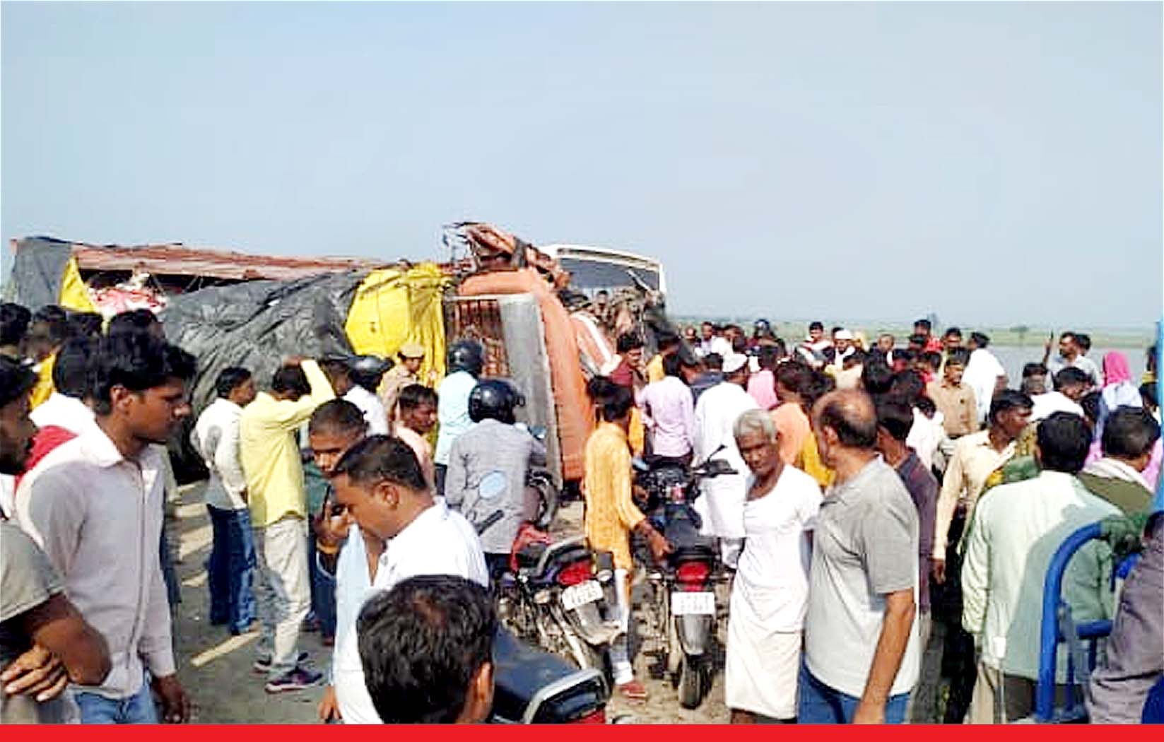 लखीमपुर में सुबह हुआ भीषण सड़क हादसा: प्राइवेट बस और ट्रक की टक्कर में 8 लोगों की मौत, 25 घायल