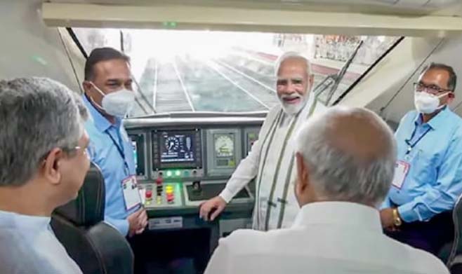 पीएम मोदी वंदे भारत ट्रेन के इंजन में लोको पायलट से मिलने पहुंचे, 3-4 मिनट तक यह हुई बात